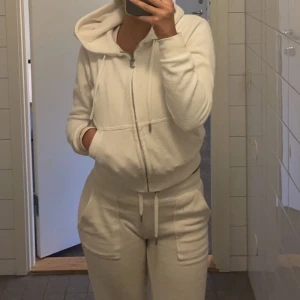 Juicy couture VIT SETT!!!❗️ - Juicy couture sett som är mitt favorit sett men måste sälja tyvärr pågrund av en full garderob 🥹❗️ ni kan köpa byxorna enskilt eller koftan men får billigare pris om ni köper settet ihop. Köp köp köp nu till hösten, så mysigt sett och bekvämt. STRORLEK XS-