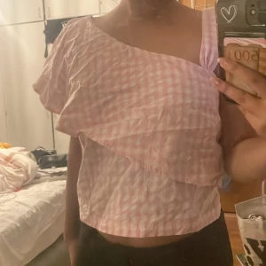 rosa rutig tröja - en fin rosa rutig tröja , aldrig använd. Köpt på ellos