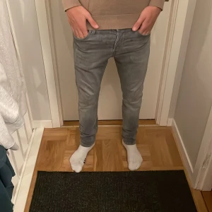 Jack and Jones jeans - Tjena säljer nu mina jean ifrån Jack and Jones, jeansen är i modellen slim fit och är i skick 10/10