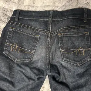 Jeans köpa secondhand. Midjemåttet är 72 och innerbenslängden är 78💕