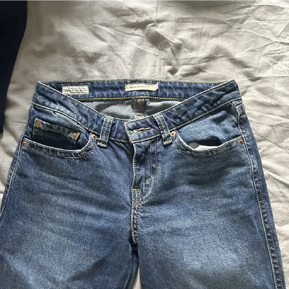Så snygga lågmidjade Levis jeans med unika bakfickor! Använda Max 5 gånger🩷 nypris ca 1400kr. Jeans & Byxor.