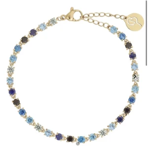 Blått armband - Så fint armband med en massa blå stenar, men måste säljas då jag fick dubbletter i present🩵 nypris 500kr