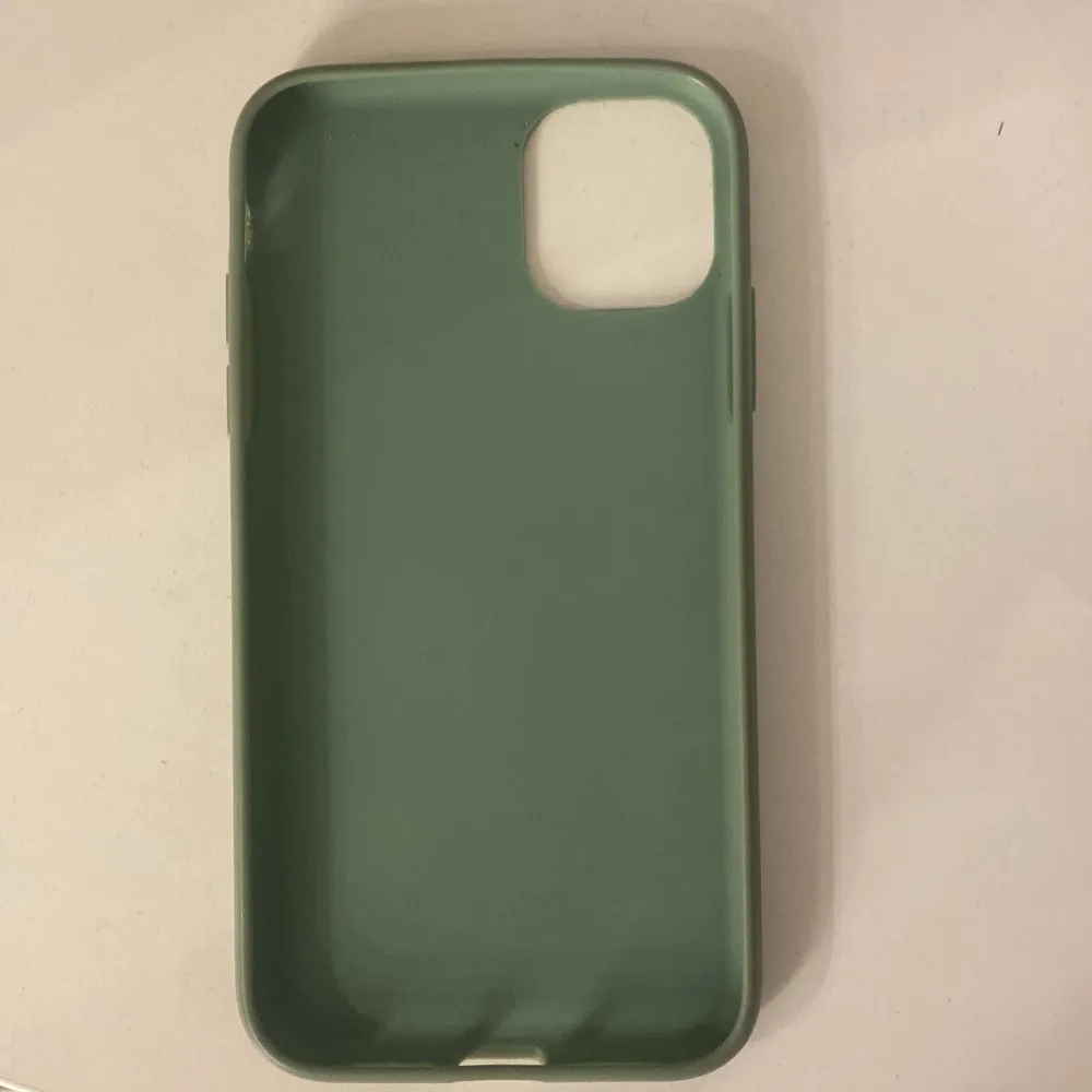 Säljer detta gröna mobilskal för iPhone 11 för endast 20kr plus frkat! Köpt på flyingtiger (tvättas innan leverans och använt några gånger) . Accessoarer.