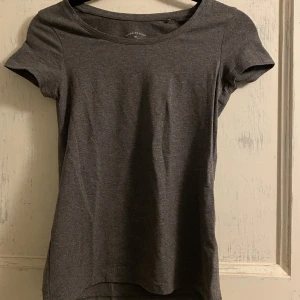 Grå t-shirt - Grå t-shirt. Aldrig använd. Strl xs/s