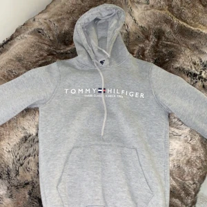 Tommy hilfiger hoodie - Är i bra skick, passar inte mig längre  , prisk kan diskuteras