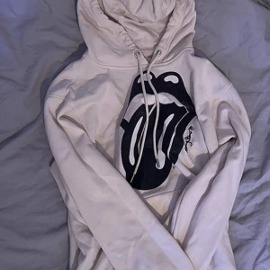 Tjock tröja🤍 - En super snygg tjock tröja med text på baksidan och en design på framsidan🫶🏼