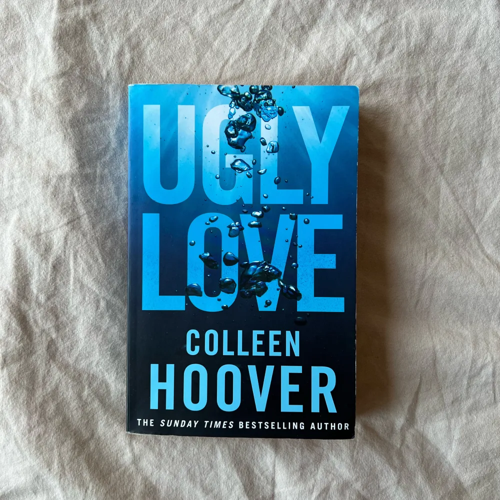 Säljer denna otroliga bok av Colleen Hoover då jag läst ut den och tycker någon annan borde läsa den! Obs! Denna är på engelska. Köpt för 229 kr på Akademibokhandeln 💙. Övrigt.
