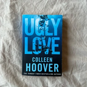 UGLY LOVE - Säljer denna otroliga bok av Colleen Hoover då jag läst ut den och tycker någon annan borde läsa den! Obs! Denna är på engelska. Köpt för 229 kr på Akademibokhandeln 💙