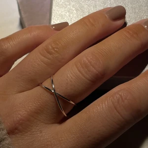 Ring med dubbelt silver  - ⭐️Säljer mycket smycken nu då jag har för mycket och rensar, så bara att skriva vid frågor eller behov av fler bilder🤍✨🌟Paketpris vid köp av flera smycken/plagg.