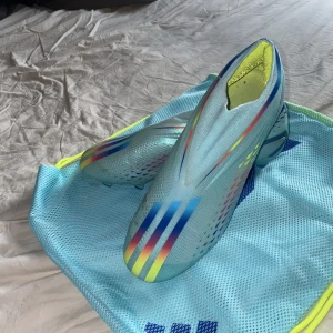 Adidas speedportal + - Adidas speedportal + . Som oanvända. Påse ingår men ingen skokartong. Priset är inte hugget i sten!Hör av dig om du är intresserad😁