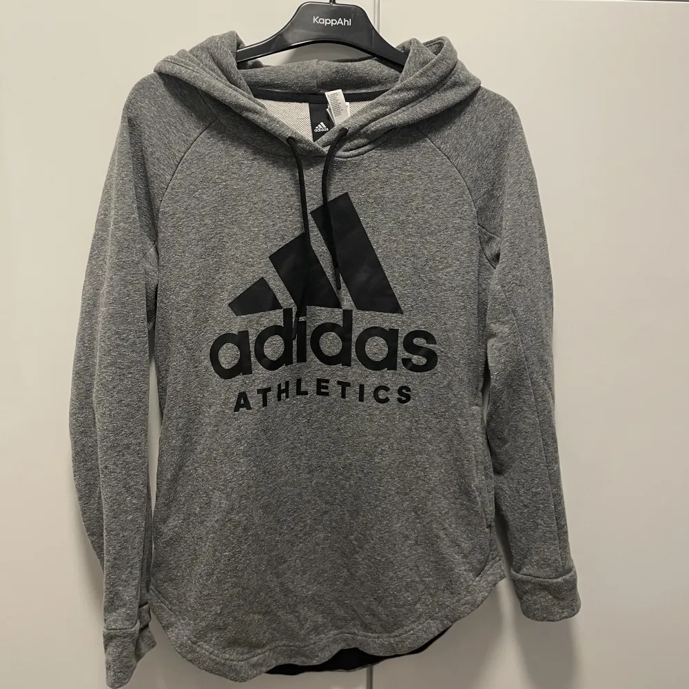 Grå Adidas hoodie, använd fåtal gånger.. Hoodies.