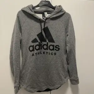 Grå Adidas hoodie, använd fåtal gånger.
