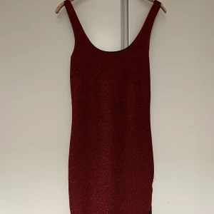 röd klänning - glittrig röd urringad mini dress <3