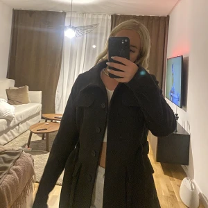 Mörkgrå kappa  - Använd max 5 gånger  Storlek 38 men passar mig som har storlek 34/36