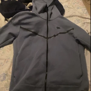 Nike Tech fleece - Jag säljer min Nike tech  Köpt för 800 kr  Säljer för 350 kr  Jag säljer den eftersom den inte passar mig längre
