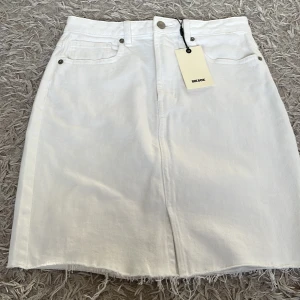 Jeans kjol - En jättefin jeans kjol från bik bok i ny skick. Orginal pris 300 säljer för 180