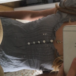 Blå top - Lång topp med knytsnören på sidorna 