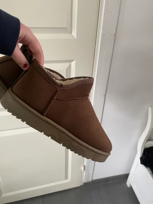 Sprillans nya uggs - Sprillans nya uggs som tyvärr var för små för mig strl 39 men skulle säga att dom passar 37-38 ist🌞skriv vid funderingar🩷 inte äkta, vet inte vart dom är ifrån då jag fått dom