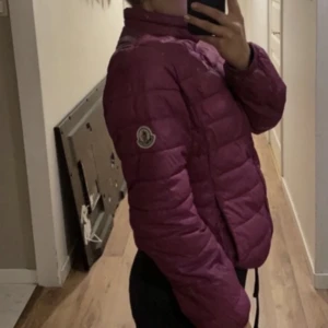moncler jacka  - lila moncler jacka, den är väldigt gammal så vet tyvärr inte om den är äkta eller ej!💕🤗