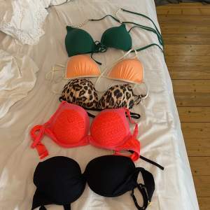 Säljer mina bikini toppar nu när dom inte passar, alla är i super bra skick inga skador eller något sånt, jag säljer dom 150kr/st  men om man skulle välja att köpa alla så blir allting för 500kr, alla är i storlek 75 D och den svarta och rosa är pushup.