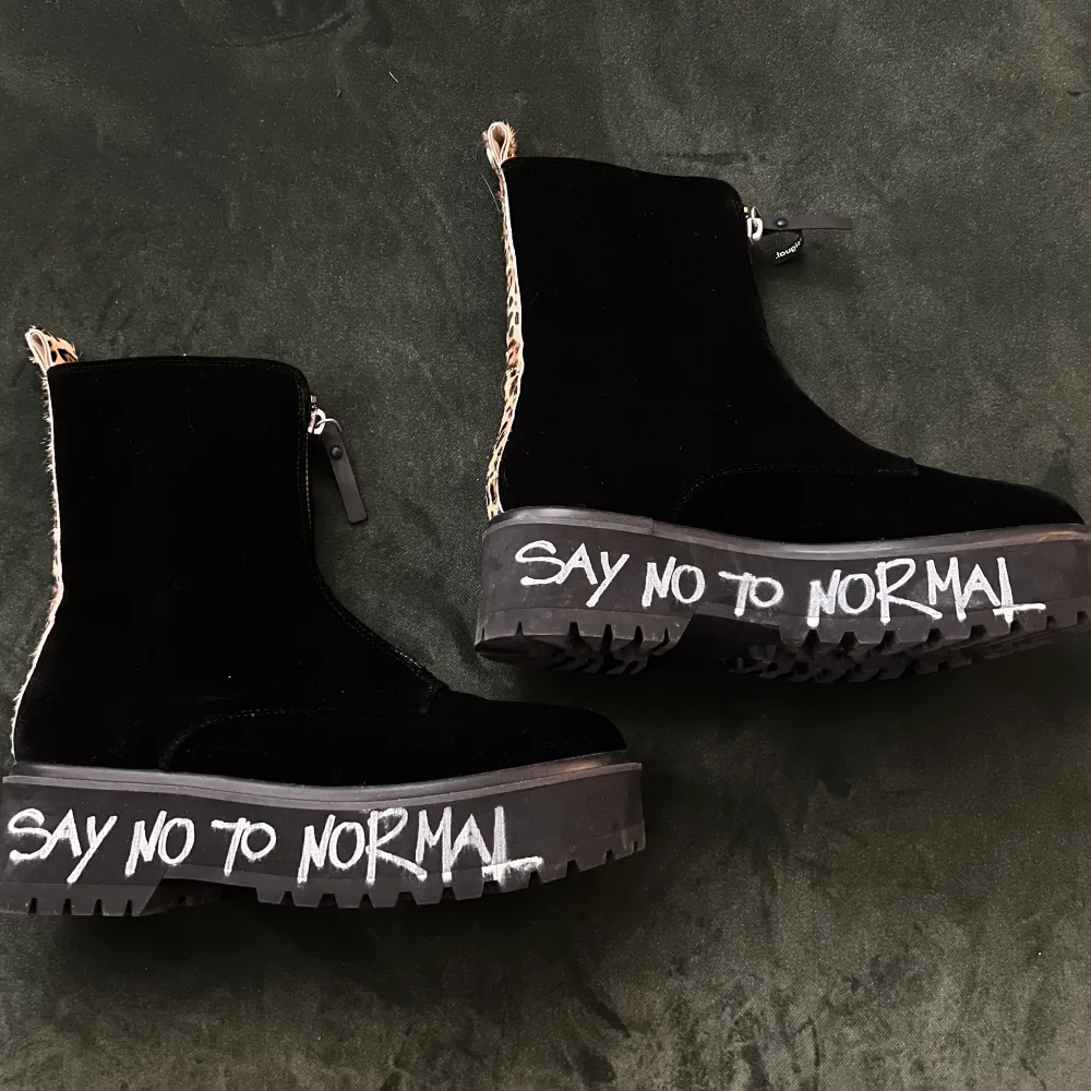 Supersnygga boots från Desigual i storlek 37. De är använda en gång sedan inköp och har inga skavanker. Nypris: 1299 kr  Köp gärna via Vinted för att slippa dyr frakt.  vinted.se/items/3552782734-boots-fran-desigual. Skor.