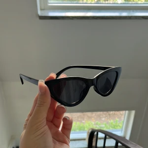 Cateye solglasögon - Solglasögon från gina tricot💗lite revor på högra linsen!