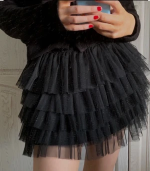 Zara volang kjol  - En jätte snygg svart volang kjol från Zara.💕 köp gärna direkt.