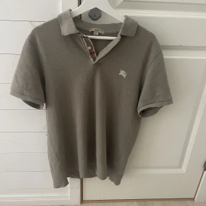 Burberry pike - Säljer nu min gröna burberry pike. Den har inga deffekter. Storlek L men passar även M. Nypris ligger runt 4700. Hör av er om ni har några ytterligare frågor!🙌🏻