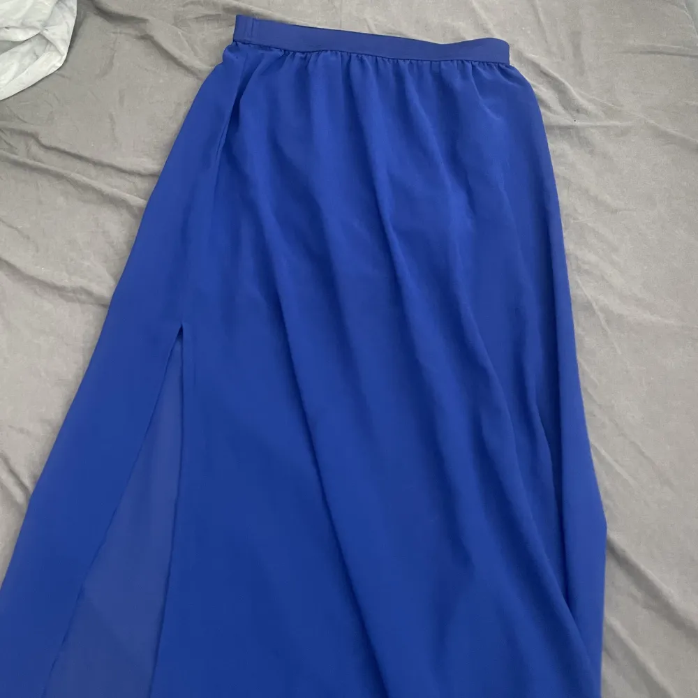 En lång blå kjol med slits på sidorna, skit fin på sommaren eller semestern. Köpt för 399kr. Priset är diskuterbart vid snabb affär, Har 3 för 2 på alla mina produkter . Kjolar.