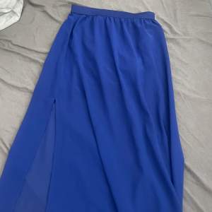 En lång blå kjol med slits på sidorna, skit fin på sommaren eller semestern. Köpt för 399kr. Priset är diskuterbart vid snabb affär, Har 3 för 2 på alla mina produkter 