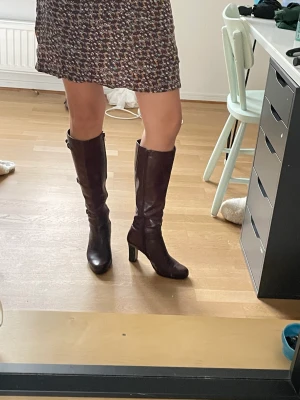 Boots - Säljer dessa boots som är köpta på second hand! Klacken är 8cm. Skriv vid intresse🩷