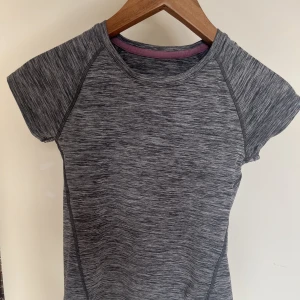 Träningströja - Grå träningströja. Storleken står ej kvar men skulle säga att det är en xxs, hör av om ni vill ha mått.