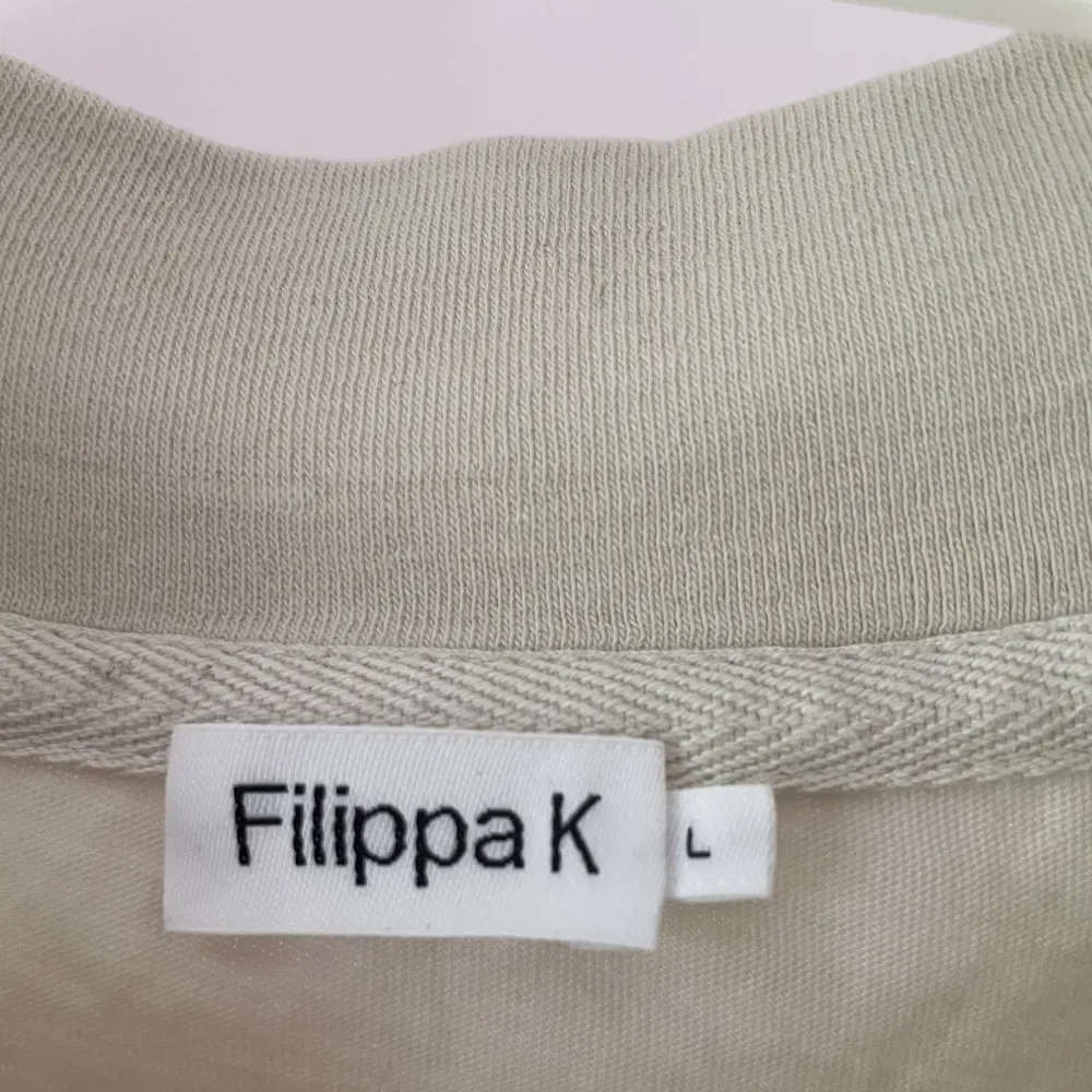 Filippa K tunn mjuk och skön topp, sandfärgad, storlek L i fint skick! Fin under kavaj eller finkofta. . T-shirts.