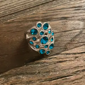 Så fin silverring med blå diamanter! Köpt secondhand och osäker på storlek🩷
