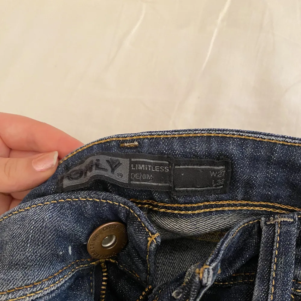 Ursnygga low waist och boot cut jeans från only ⚡️ W27 L32 (”Midjan” 79cm yterbenlängd 1m innerbenlängd 80cm). Jeans & Byxor.