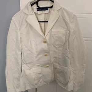 Vintage Ralph Lauren Kavaj  - Superfin vintage Ralph Lauren kavaj / blazer. I toppskick. Storlek 6, passar XS-M beroende på hur man vill att den ska sitta. Pris kan diskuteras vid snabb affär!😊