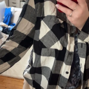 Flanellskjortor  - Vanlig svartvit flanellskjorta 💞 jättefin att ha över en tröja ni på hösten 