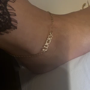 ”Lucky” Guldig fotlänk - ⭐️Säljer mycket smycken nu då jag har för mycket och rensar, så bara att skriva vid frågor eller behov av fler bilder🤍✨🌟Paketpris vid köp av flera smycken/plagg.