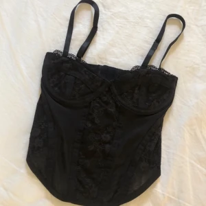 Svart korsett - Svart korsett med spets, nyskick 