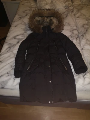 Rock and blue jacka  - Säljer min rock and blue jacka. Arctica modellen. Inga hål. Strl 34. Äkta päls på luvan och inuti luvan. 