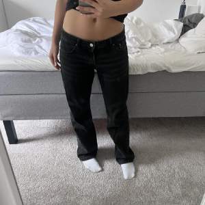 Supersnygga jeans från Weekday i strl M🫶 Köpt från plick men säljer vidare pga. dom är för stora på mig men i toppskick!❤️ (lånade bilder)