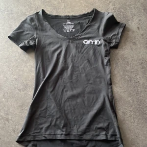 Aim’n Träningstopp XS - Figursydd träningstopp i tunnt funktionsmaterial.  Svart Aim’n Storlek: XS/34  Sparsamt använd! 