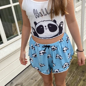 Panda pjamas  - En gullig panda pjamas blå underdel och vit överdel