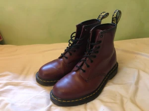 Dr. Martens - Nästintill oanvända Dr. Martens. Köpte dom och använde några dagar för att sedan märka att de va för små. Sedan dess har de bara stått och dammat.