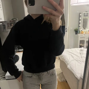 hoodie - säljer denna svarta hoodie från hm i st xs 💕🩷har tagit ut snörena 