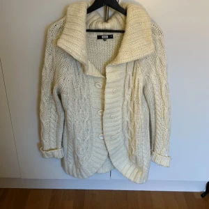 Bikbok stickad kofta - Super mysig och tjock stickad kofta från Bikbok i storlek M. Ganska använd men inte som syns. Har en fin vaniljvit färg 