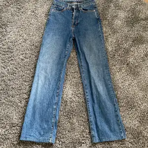 Jättefina jeans från bikbok som tyvärr jag har växt ur nu. De är i bra skick och passat folk som ungefär är 160-165.❤️