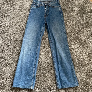 Bikbok jeans  - Jättefina jeans från bikbok som tyvärr jag har växt ur nu. De är i bra skick och passat folk som ungefär är 160-165.❤️