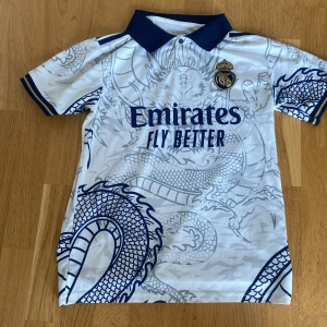 Real madrid t shirt - Säljer min real Madrid t shirt i storlek xs den ha inga hål och är i perfekt skick☺️