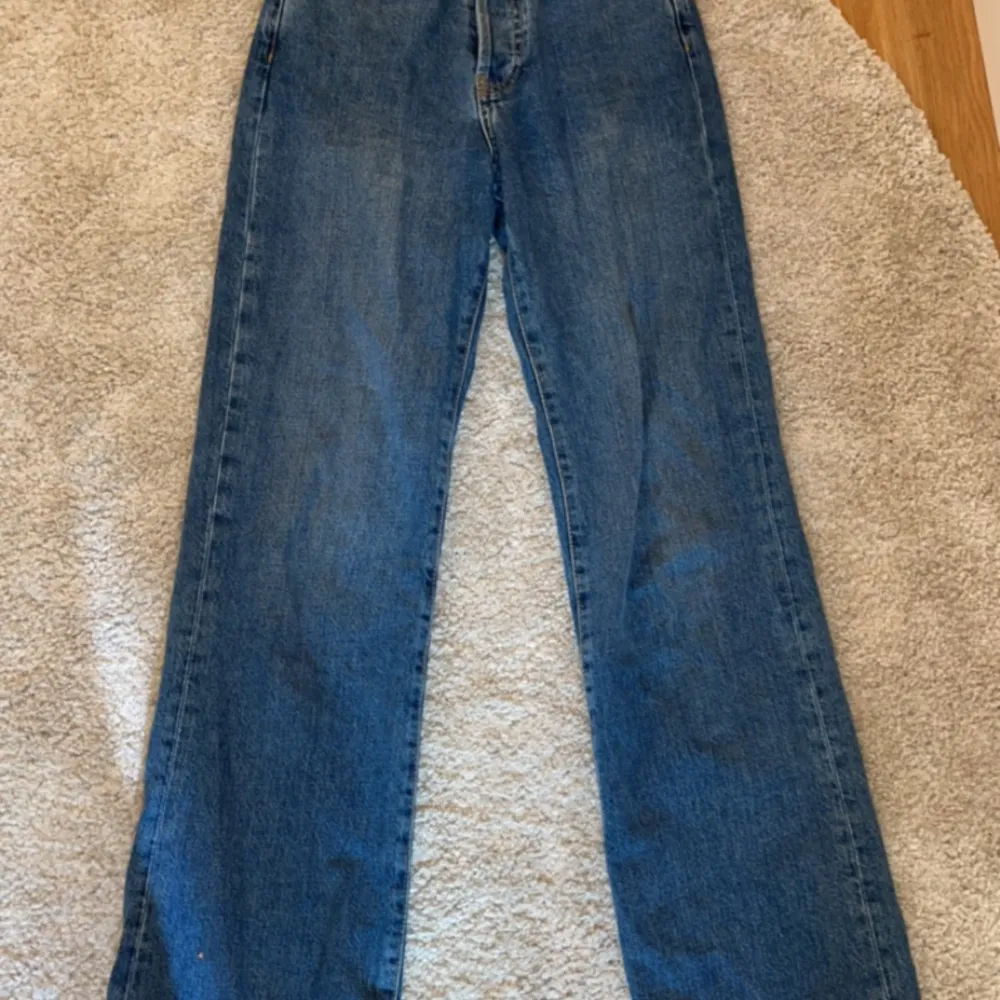 Jeans (wide) säljs pågrund av att dem är för små. Något långa på mig (160cm). Bra skick. Använda ental gånger. . Jeans & Byxor.